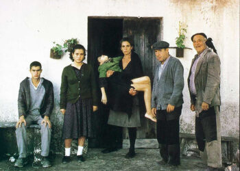 En 1984 Mario Camus dirigió la adaptación de “Los Santos Inocentes” con guión del propio Camus junto a Manolo Matji y Antonio Larreta.