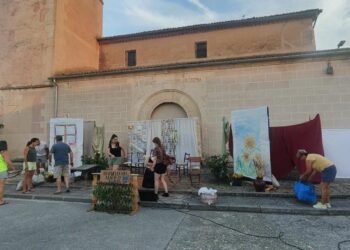 Preparación del escenario para la representación teatral / MARIO BRAGADO