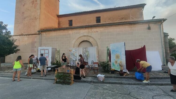 Preparación del escenario para la representación teatral / MARIO BRAGADO