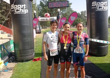 Marina Muñoz posa en la meta con Frades y Noguera./AYTO. MEDINA DE RIOSECO