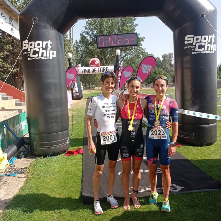 Marina Muñoz posa en la meta con Frades y Noguera./AYTO. MEDINA DE RIOSECO