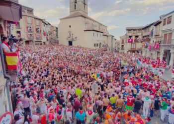 El ‘A por ellos’ suena atronador en el inicio de las fiestas. /                              EA