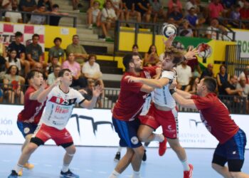 Brais González busca el lanzamiento en un instante del duelo./AMADOR MARUGÁN