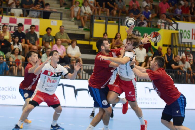 Brais González busca el lanzamiento en un instante del duelo./AMADOR MARUGÁN