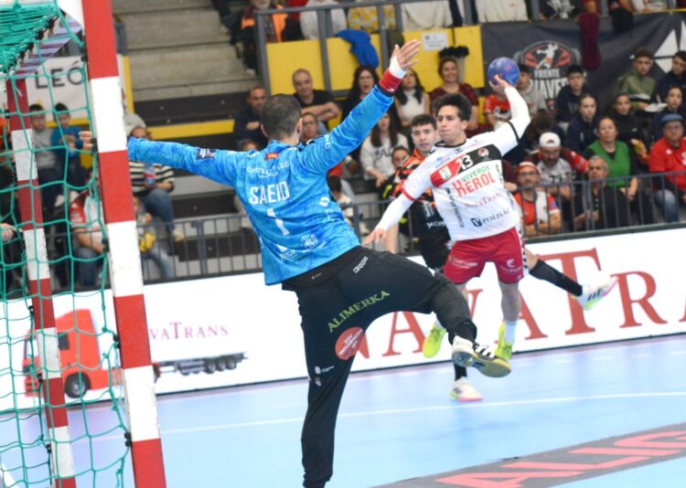 Pancho Ahumada busca el gol en un duelo del curso pasado./AMADOR MARUGÁN