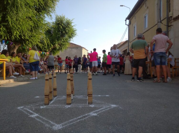 Instante del concurso de bolos en Dehesa Mayor / ASOCIACIÓN CULTURAL ‘LA YESERA’