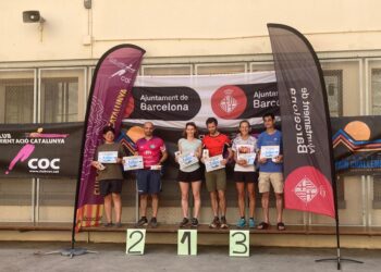 José Rubio, integrante del club segoviano, posa con la plata en el podio durante la cita en Barcelona./S. ORIENTACIÓN