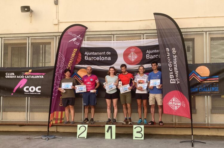 José Rubio, integrante del club segoviano, posa con la plata en el podio durante la cita en Barcelona./S. ORIENTACIÓN