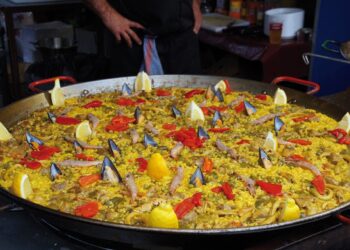 La paellada popular es uno de los momentos gastronómicos de las fiestas.