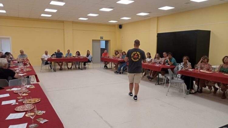 Palazuelos de Eresma impulsa la gastronomía local y la solidaridad con el ciclo de Catas Alimentos de Segovia 1 Celebración de una de las catas este verano / AYTO. DE PALAZUELOS DE ERESMA