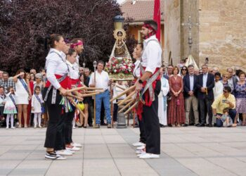 Las tradicionales danzas del paloteo volverán a resonar en honor a la Virgen de los Remedios.                                             EA
