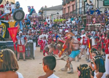 Las carrozas que desfilan son auténticas obras de arte.