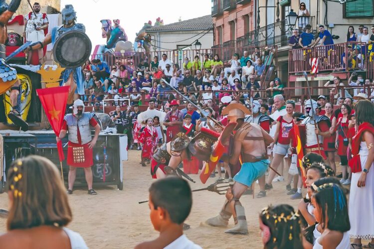 Las carrozas que desfilan son auténticas obras de arte.