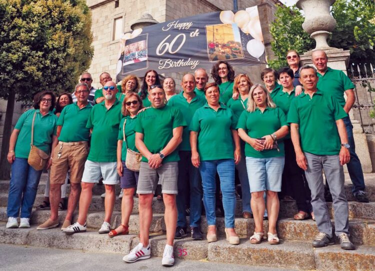 Los quintos de 60 años a los que las fiestas les sientan de maravilla a juzgar por cómo se les ve