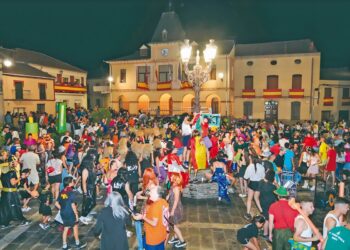 La Plaza Mayor de Bernardos muy animada durante las fiestas de 2024./ EA