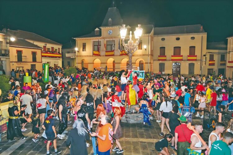 La Plaza Mayor de Bernardos muy animada durante las fiestas de 2024./ EA