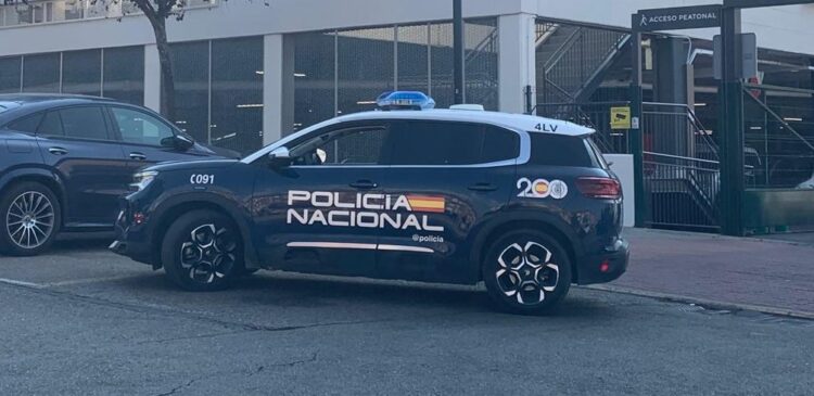 Detenido en Segovia un joven por tentativa de homicidio y agresión a agentes 1 Un coche de policía, frente a la puerta de una gran superficie. / SUBDELEGACIÓN
