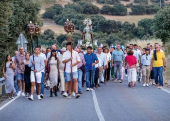 Los vecinos recogen a la Virgen de la ermita y la llevan al pueblo.
