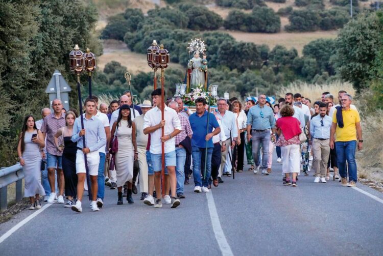 Los vecinos recogen a la Virgen de la ermita y la llevan al pueblo.