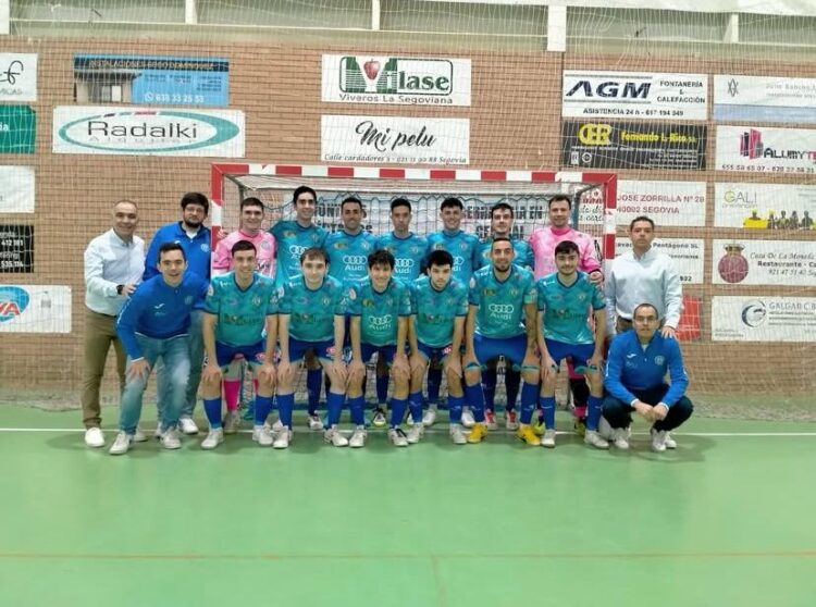 La plantilla del conjunto segoviano antes de un encuentro del pasado curso./CD SAN CRISTÓBAL