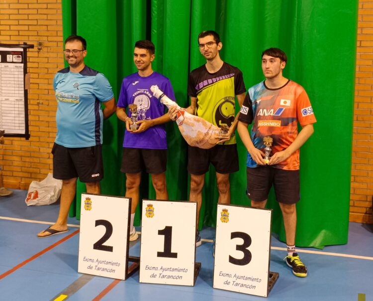 Daniel Sanz posa como ganador del torneo. /SEGHOS