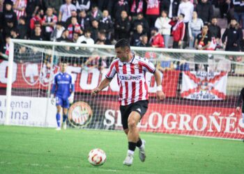 Pau Miguélez durante un encuentro con la SD Logroñés de la pasada temporada./SD LOGROÑÉS