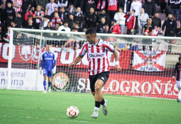 Pau Miguélez durante un encuentro con la SD Logroñés de la pasada temporada./SD LOGROÑÉS