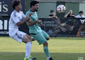 Rubén pugna con un rival en el duelo entre Segoviana y Real Madrid C./J.M-G.S