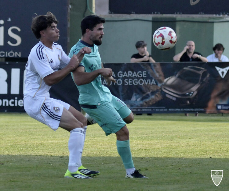 Rubén pugna con un rival en el duelo entre Segoviana y Real Madrid C./J.M-G.S