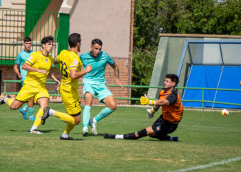 Álex Castro supera a Dani en el mano a mano y firma el empate de la Segoviana en el amistoso ante el Navalcarnero celebrado en La Albuera./HÉCTOR CRIADO