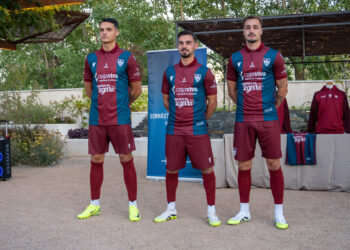 Álex Castro, Ivo y Marc Tenas posan con la nueva camiseta de la Segoviana./HÉCTOR CRIADO