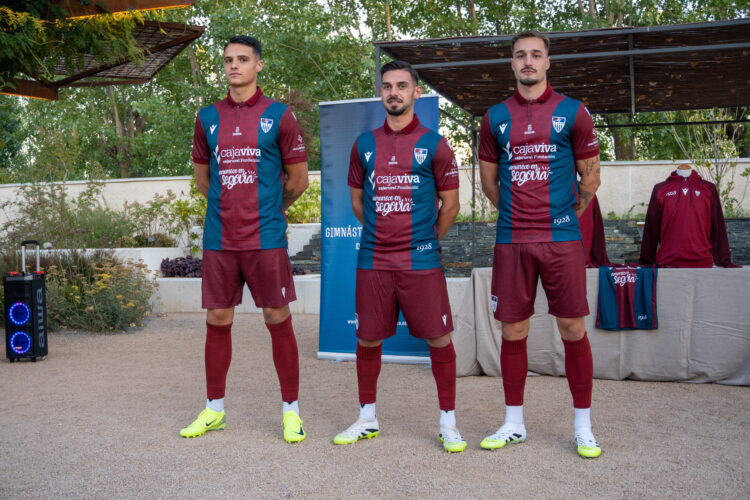 Homenaje al pasado y a la afición en la nueva camiseta de la Segoviana 1 Álex Castro, Ivo y Marc Tenas posan con la nueva camiseta de la Segoviana./HÉCTOR CRIADO