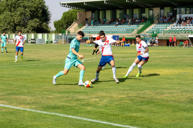 A la Segoviana se le resiste el primer triunfo de la pretemporada 1 Juanma conduce la pelota ante la presión de un rival en un instante del duelo entre Segoviana y Rayo Majadahonda./HÉCTOR CRIADO