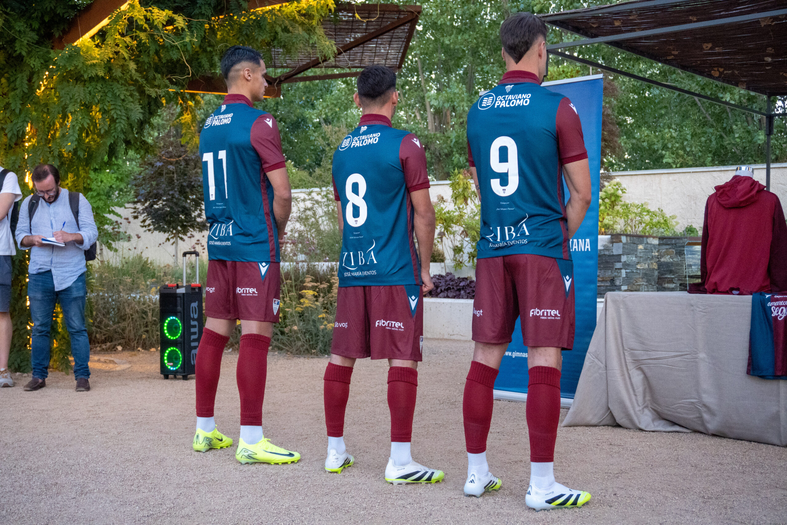 Homenaje al pasado y a la afición en la nueva camiseta de la Segoviana 2 sego2 scaled