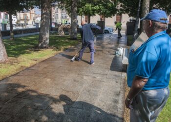 Trabajadores municipales ejerciendo su trabajo. /DIPUTACIÓN DE SEGOVIA