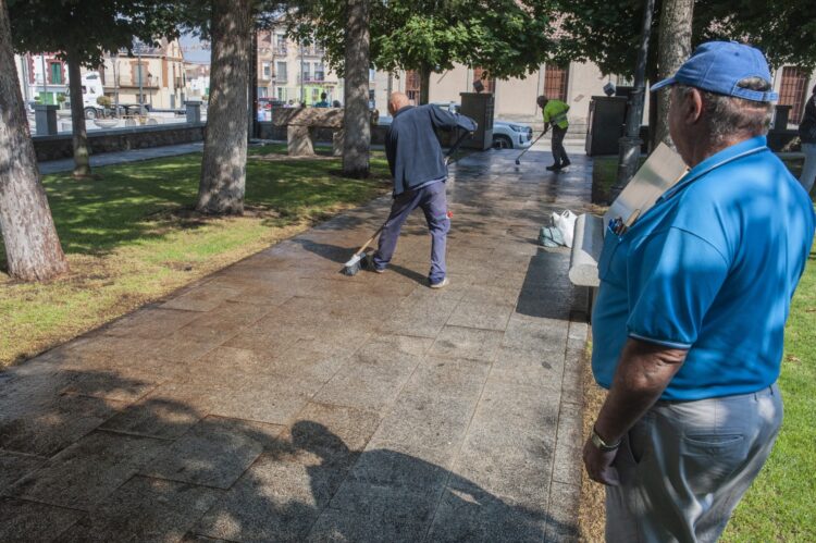 Trabajadores municipales ejerciendo su trabajo. /DIPUTACIÓN DE SEGOVIA