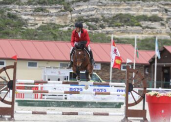 Un jinete salta una valla. /CENTRO ECUESTRE DE SEGOVIA