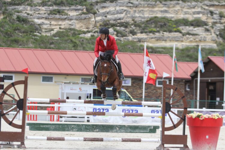 Un jinete salta una valla. /CENTRO ECUESTRE DE SEGOVIA