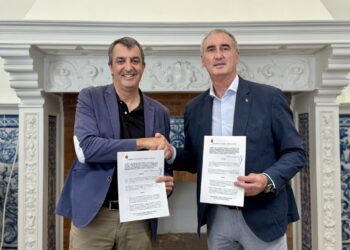 José Mazarías y Javier Guillén durante la firma./AYTO. SEGOVIA