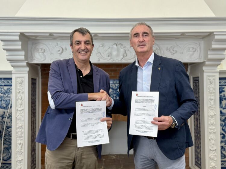 José Mazarías y Javier Guillén durante la firma./AYTO. SEGOVIA