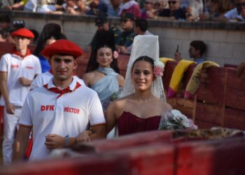 La reina y las damas desfilaron junto a los mozos. /ALEJANDRO MARTÍN