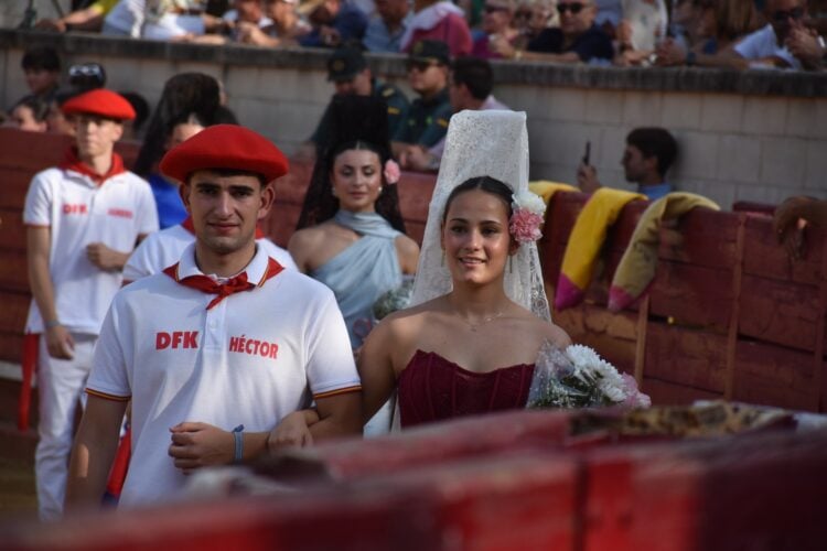 La reina y las damas desfilaron junto a los mozos. /ALEJANDRO MARTÍN