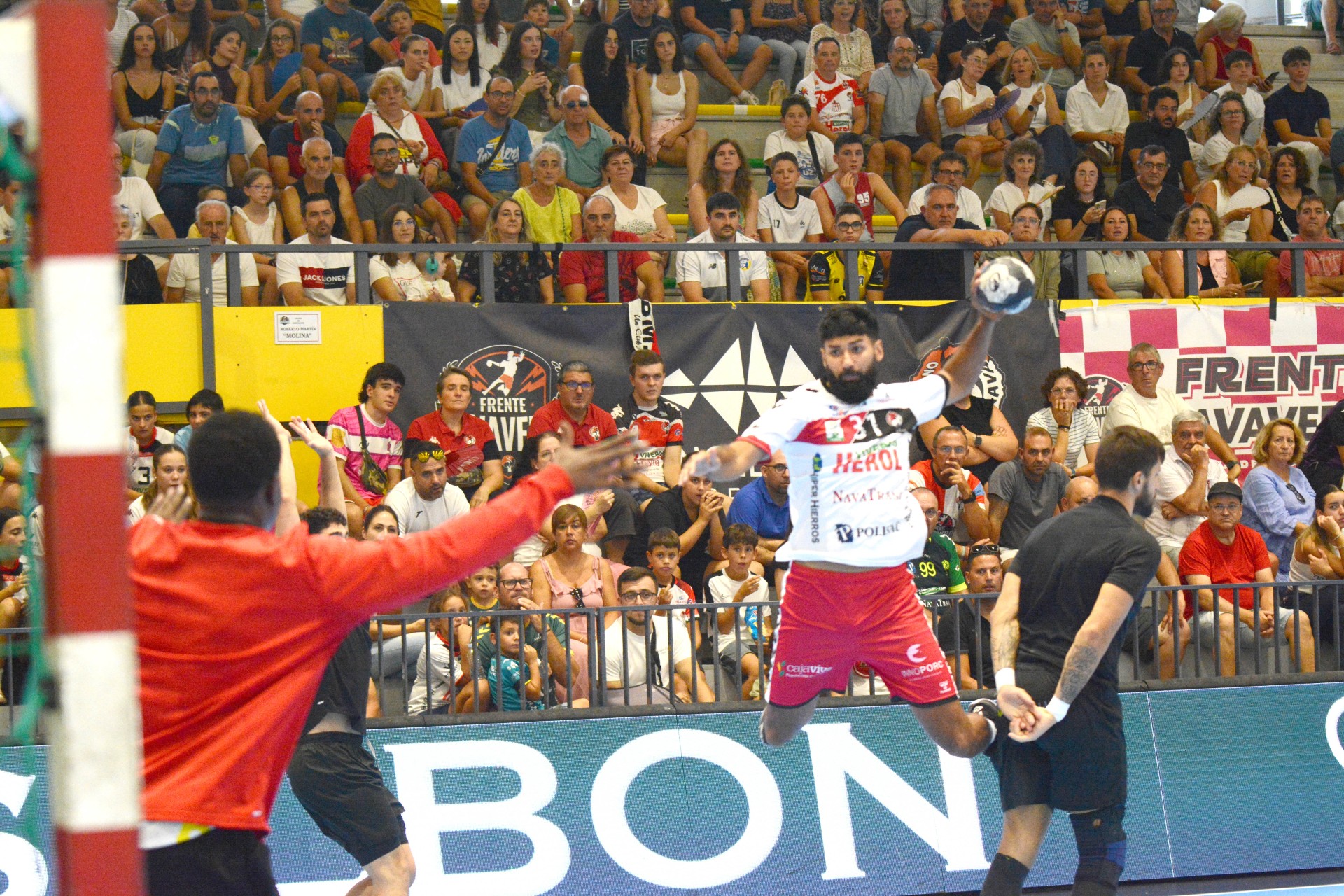 El BM Nava iguala con el BM Soria (32-32) 3 thumbnail Lilian Pasquet con seis goles en su haber fue el maximo goleador del partido