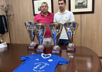 Un instante durante la firma del convenio celebrado en el Tanatorio San Juan de la Cruz de Segovia./CD CUÉLLAR