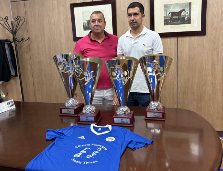 Un instante durante la firma del convenio celebrado en el Tanatorio San Juan de la Cruz de Segovia./CD CUÉLLAR