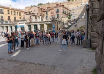 Turistas a los pies del Acueducto. / E.A.