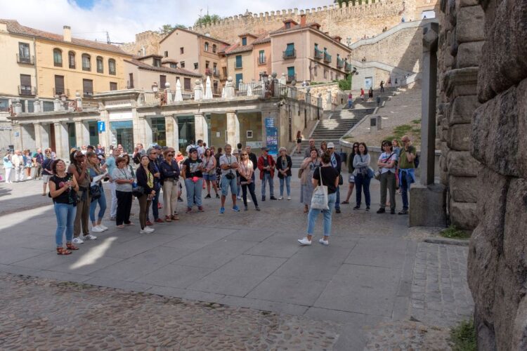 Turistas a los pies del Acueducto. / E.A.