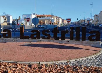 Rotonda de acceso a La Lastrilla. La vivienda es el mayor obstáculo para el asentamiento de la población joven de la localidad. /  EA