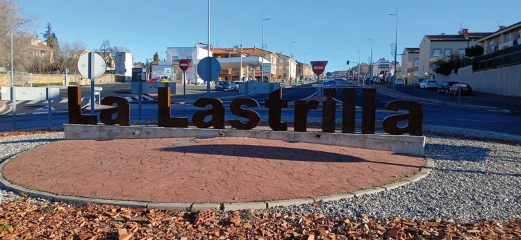 La Lastrilla, un boom demográfico en la España despoblada 1 Rotonda de acceso a La Lastrilla. La vivienda es el mayor obstáculo para el asentamiento de la población joven de la localidad. / EA