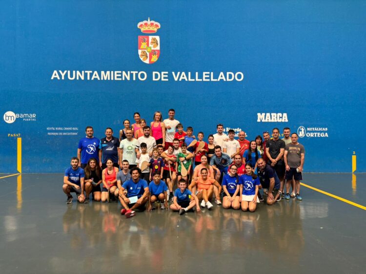 El CP Vallelado acoge con éxito su primer Campeonato de Paleta con pelota de tenis 1 Foto de familia de los participantes durante la jornada./CP VALLELADO